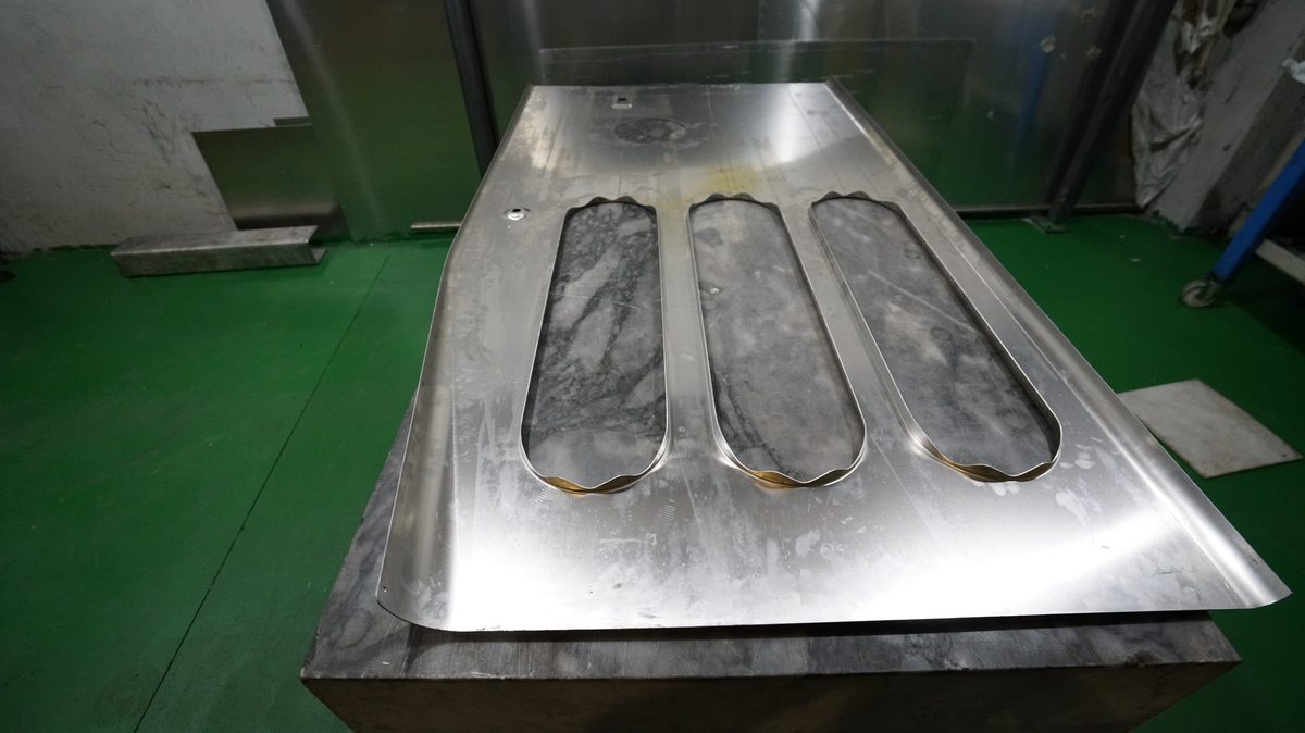 Delikli oval pencereli alüminyum panel
